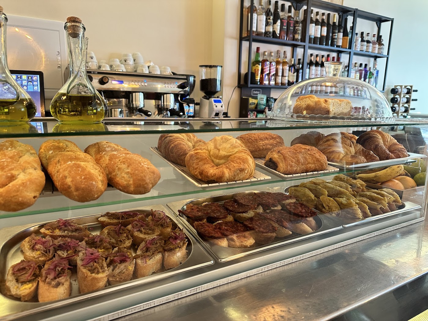 La barra con bollería y tostas