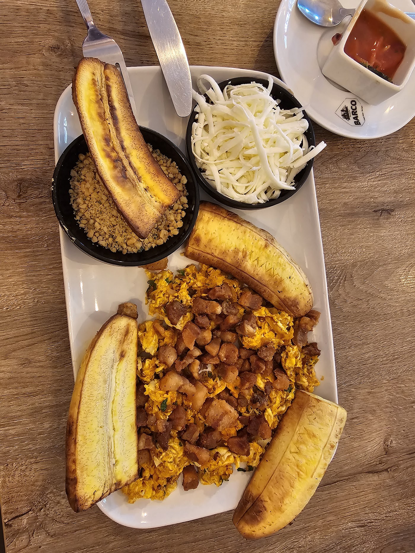 Desayuno manabita con plátano y chicharrón
