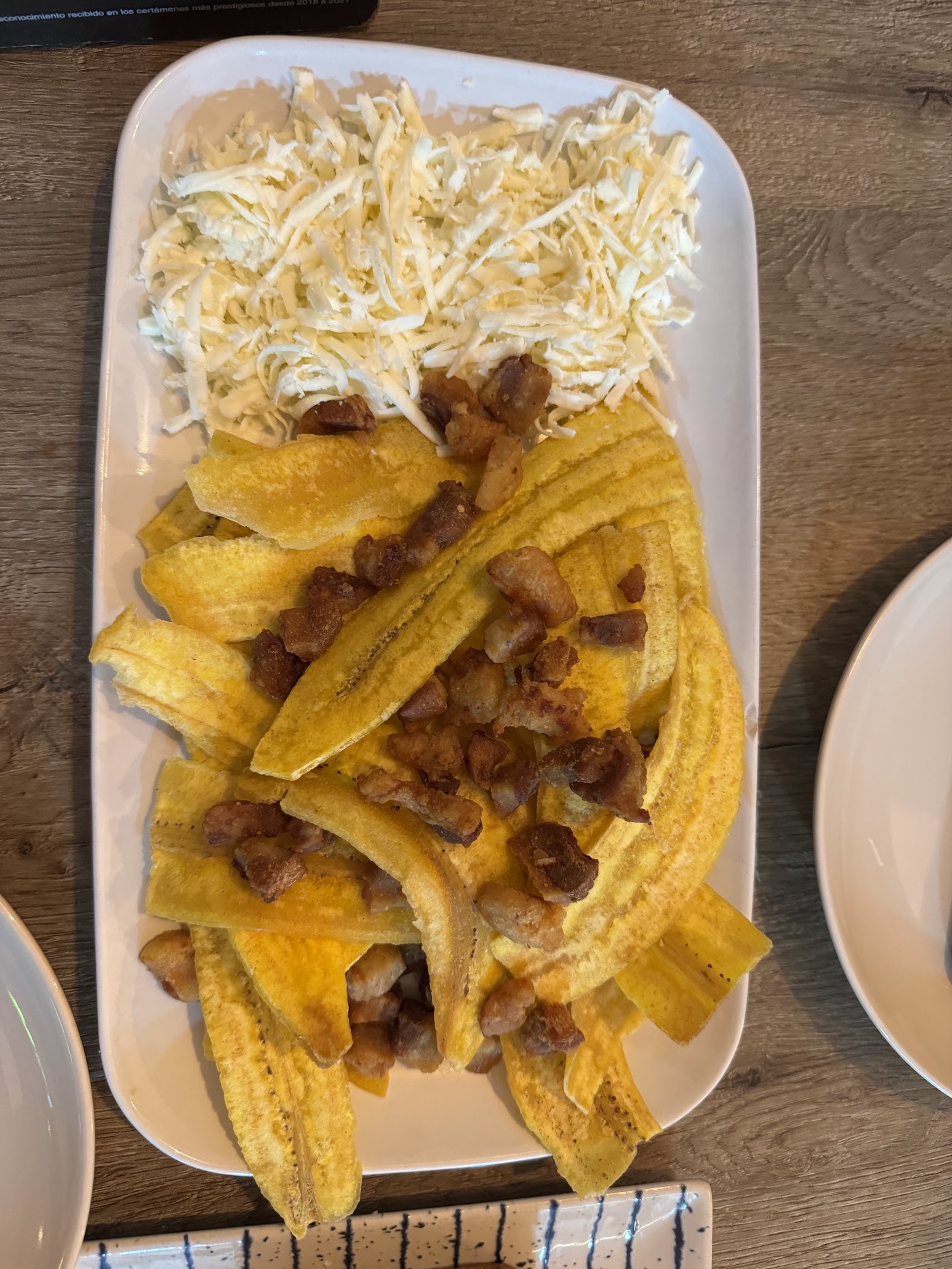 Plato de plátano con chicharrón y queso